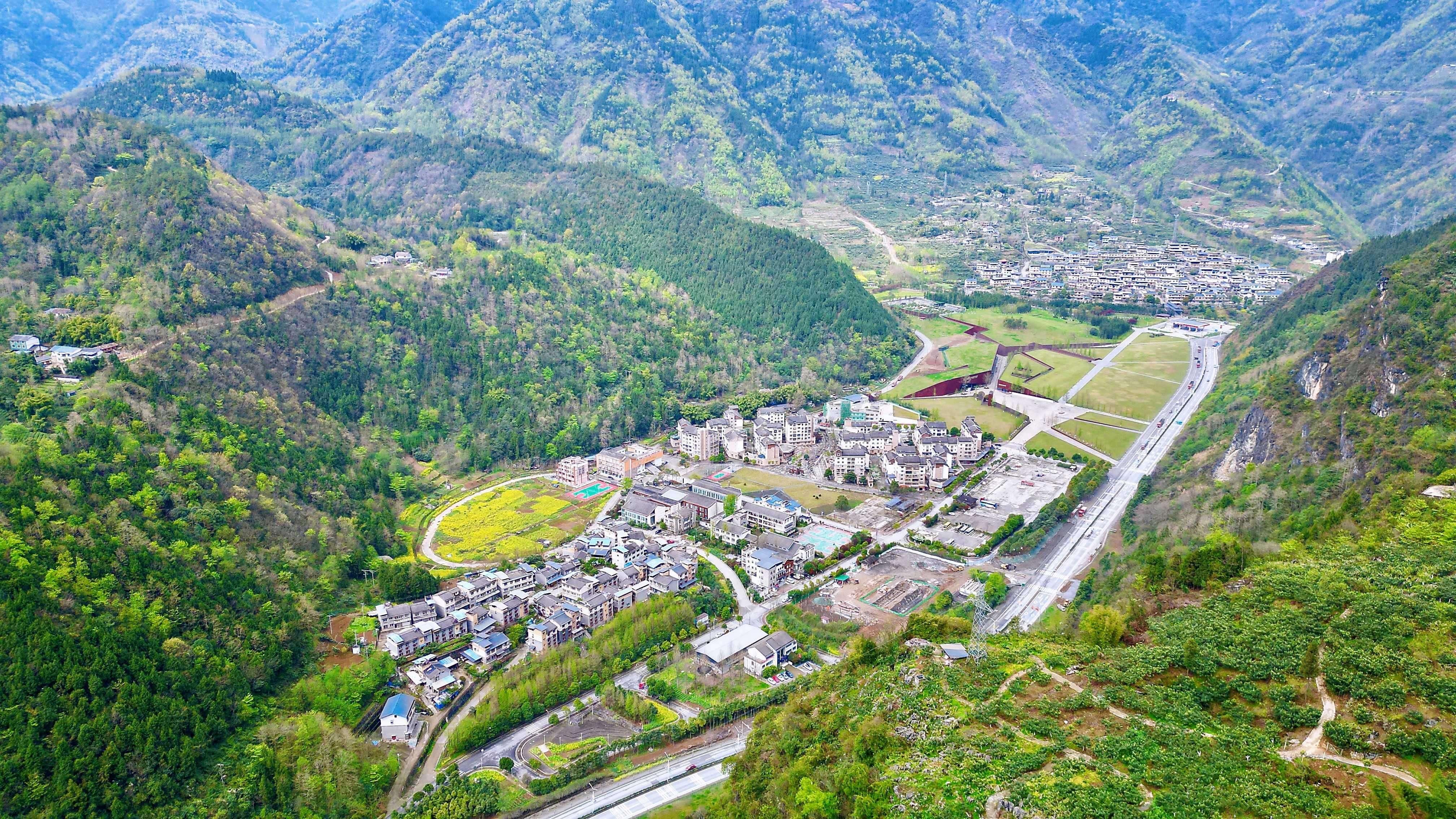 我们的家园｜四川石椅羌寨：群山环绕 峰峦叠翠