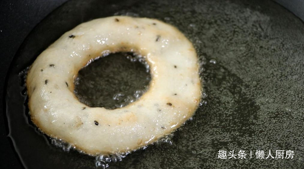 不用面粉，教你用这种粉做炸米圈，口感完全不一样，外脆里软