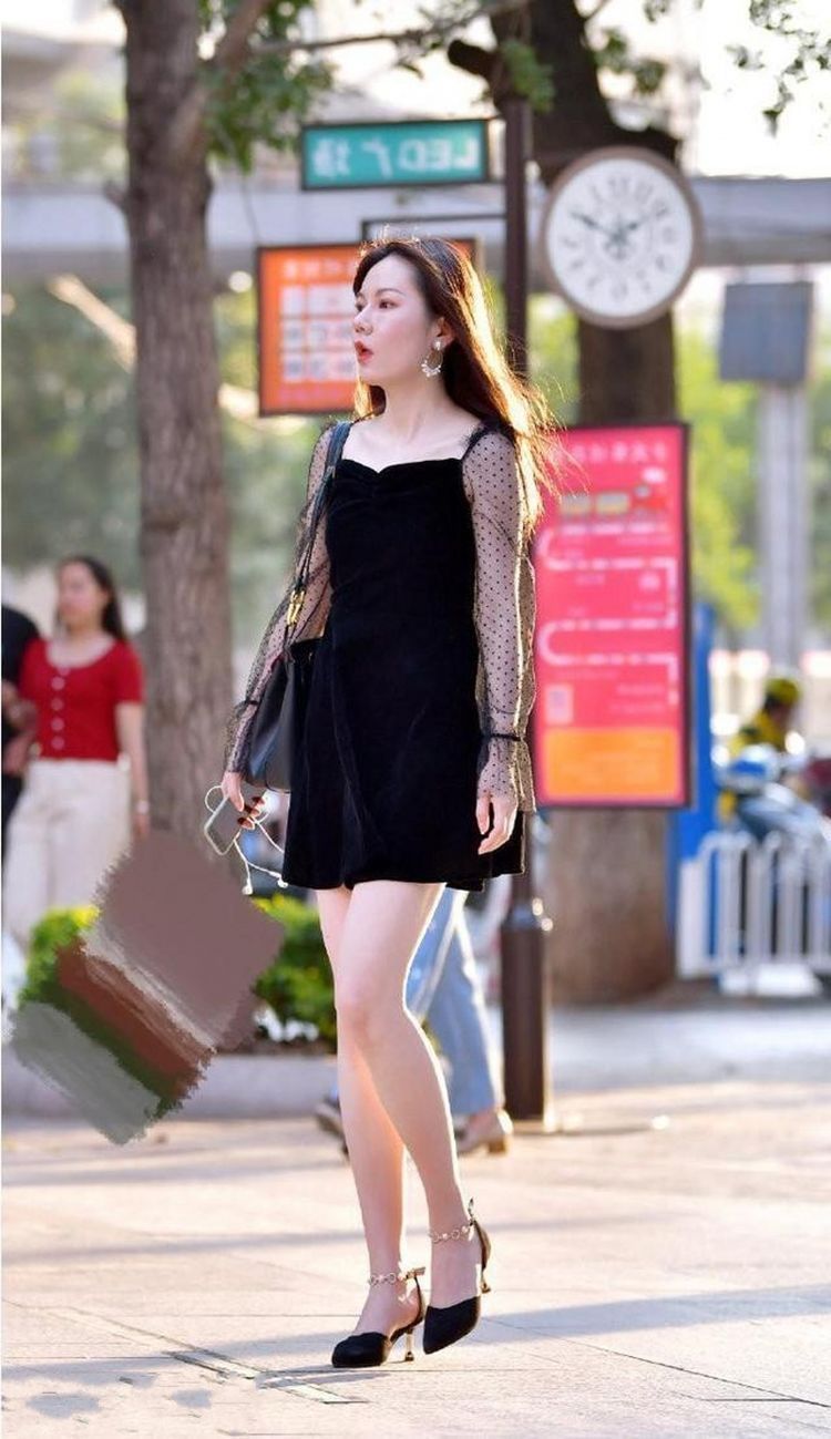 职业|街拍:白色百褶裙搭配小西装,职业中带着休闲