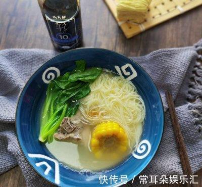 面条|饭店的鲜汤排骨面为什么那么好吃,主要是多了一步