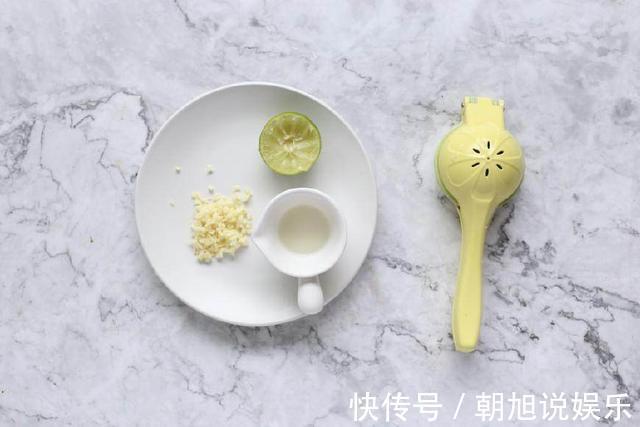 这盘虾满满异国风味,里面加了一种香草,简直太美味了!