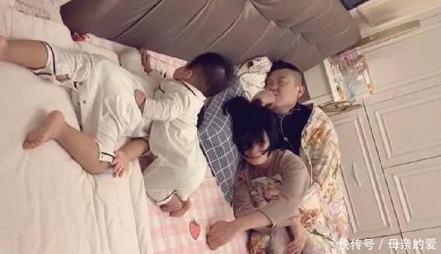 爸妈|一家四口睡姿火了，看的出来爸妈是真爱，两个孩子是意外