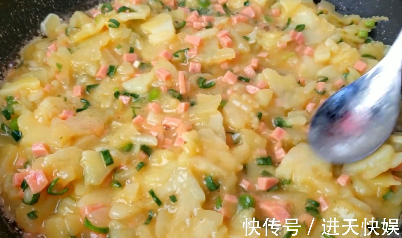 吃法|土豆不要炒着吃了，换个新吃法，咸香美味，一口下去满满的馅料