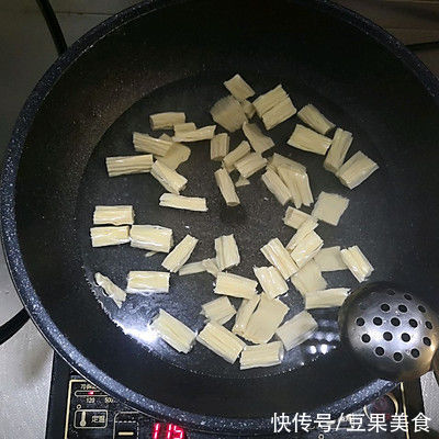 这道腐竹木耳炒火腿，汤汁都要舔干净