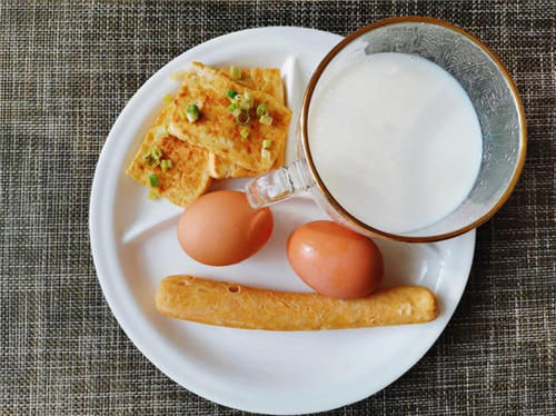 全脂牛奶|脱脂牛奶真的比较好？小心脱脂奶更容易让你发胖，全脂奶更健康