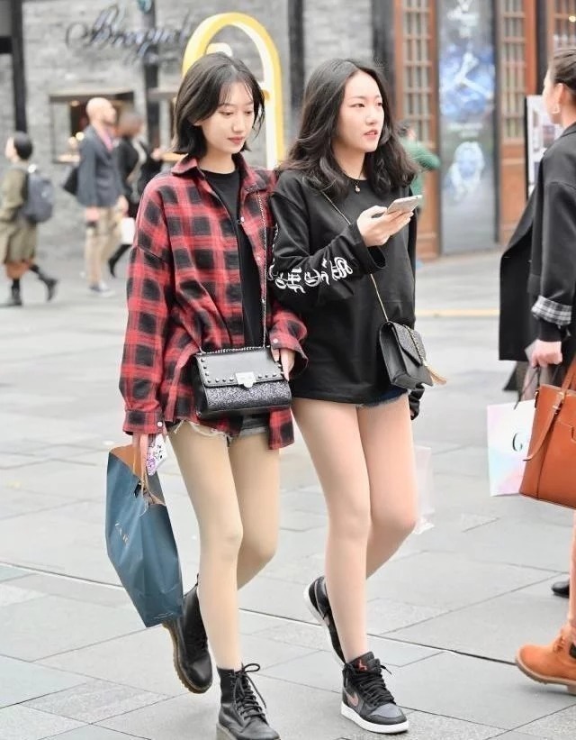 街拍:白色的外套搭配白色半身裙,小美女显得非常的清爽