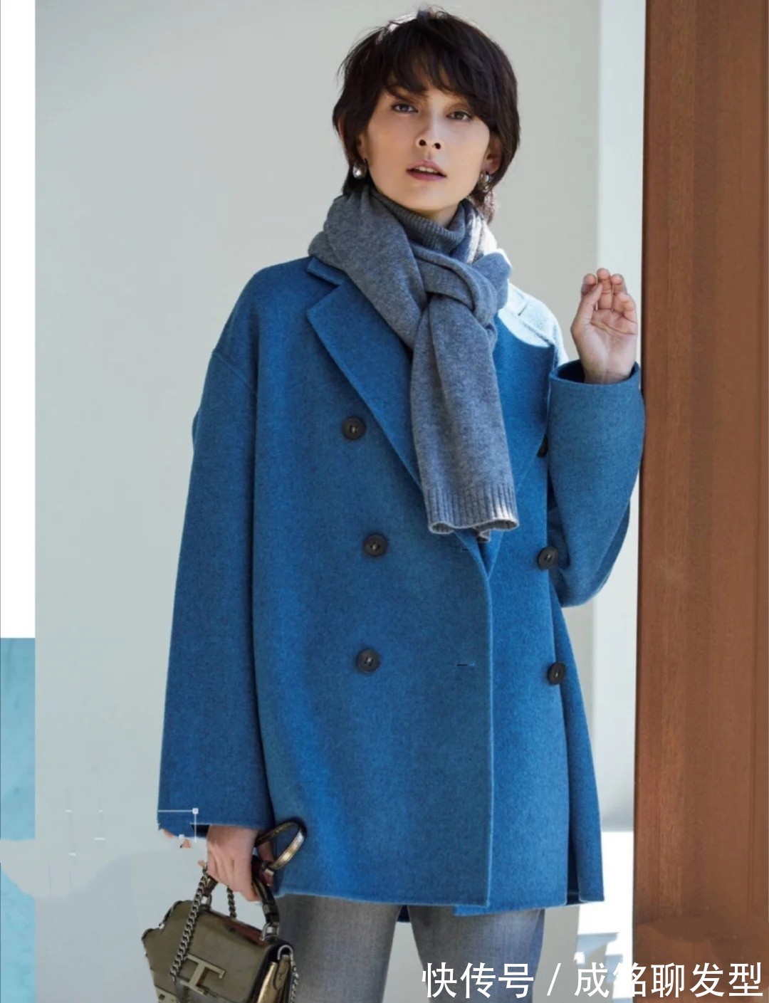 基础色 年过五十的女人,冬天这样穿简单高级显气质,时尚减龄又保暖