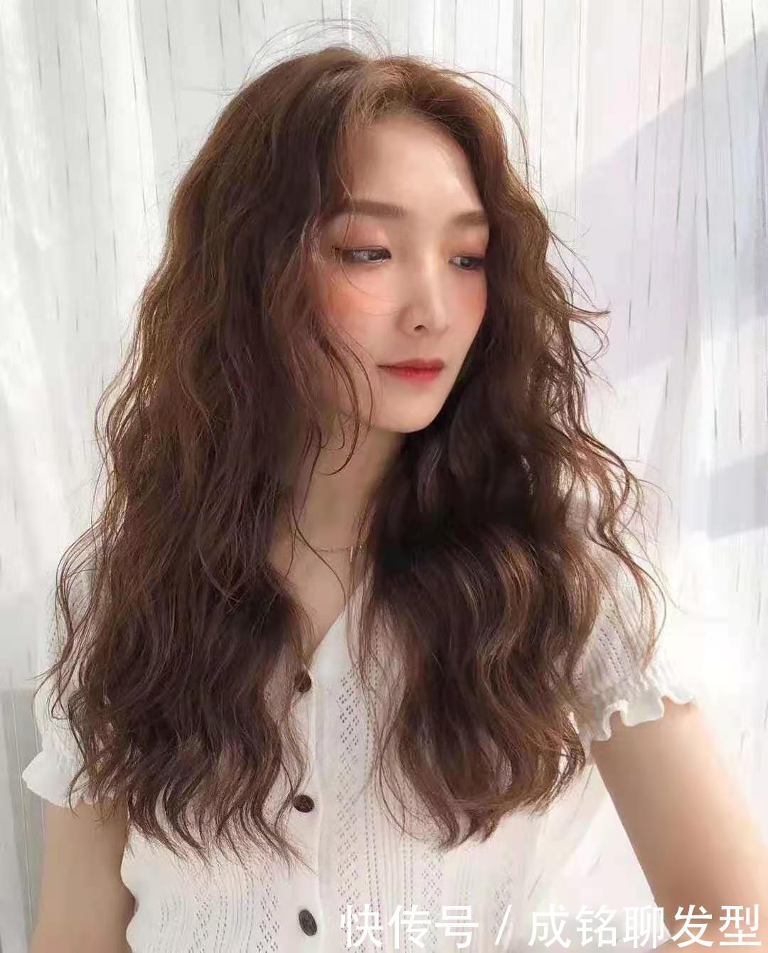 正当|羊毛卷已经OUT了!今年蛋蛋波纹卷发正当红,脸圆的妹子也适合