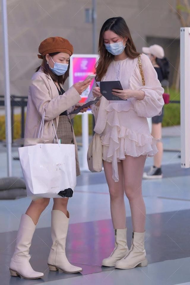 粉色礼服，泡泡袖点缀仙气十足，潇洒飘逸，尽显青春气息