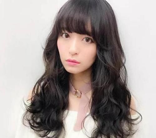 脸型瘦长,想要留长头发不知道怎么样,这小姐姐也太好看了吧!
