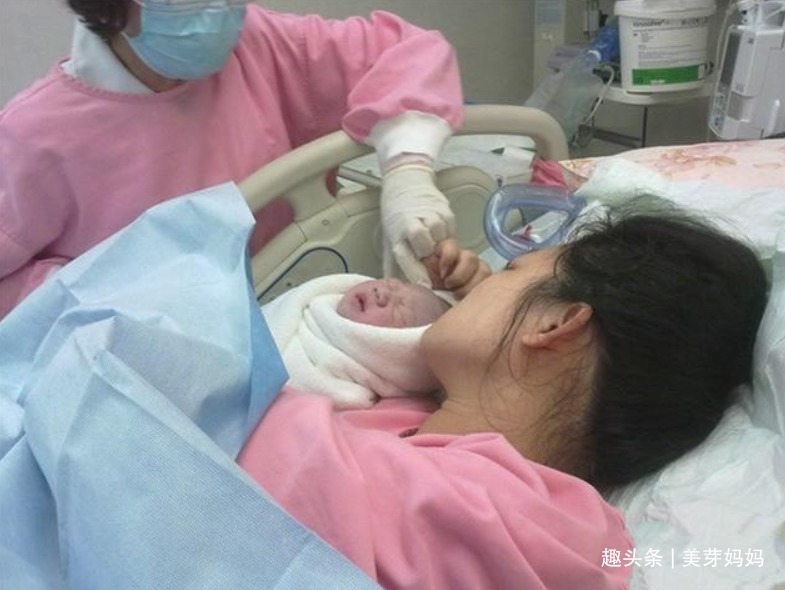 生人|“踩生”并非迷信,科学解释第一个抱娃的人,对孩子影响很大