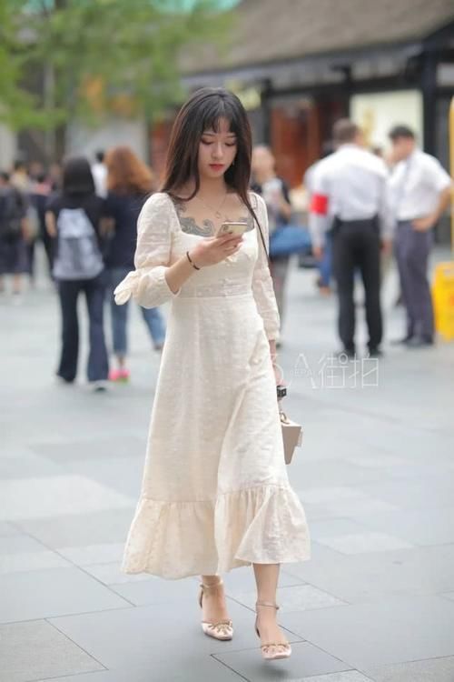 时尚|街拍亮色搭配时尚又好看,同色穿搭打造极简舒适美