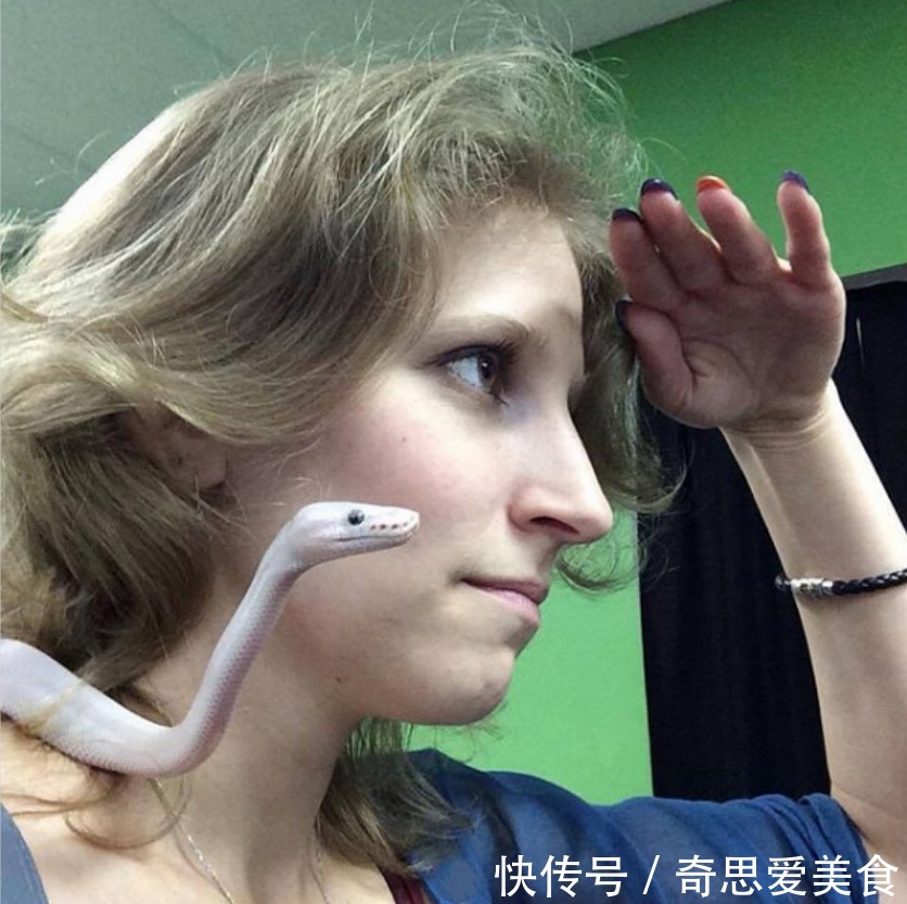 缘分|白蛇被女子养大,它喜欢看动画片,对女子忠诚,真是现实版的童话