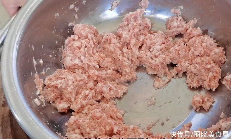 炸丸子，最忌直接加盐和淀粉，诀窍告诉你，金黄酥脆放凉不回软