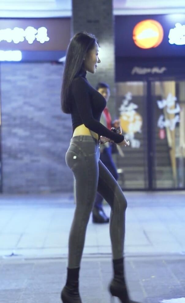 牛仔裤|连体衣套牛仔裤，紧紧包裹，散发出不一样的年轻活力