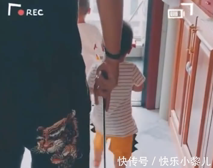 小棉袄|双胞胎弟弟把姐姐欺负哭,被父亲赶到阳台思过,家有姐弟咋教育?