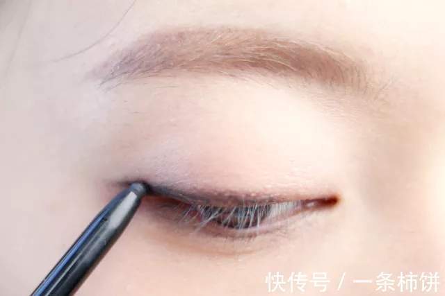 新手|新手眼线技巧,拒绝缝纫机右手,完美眼线学会这几招轻松搞定