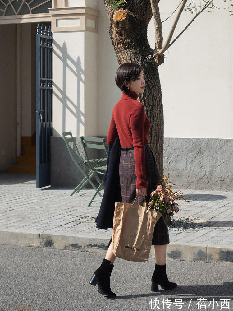 高领衫 冬天毛衣穿搭要做减法,搭配半身裙+外套就OK,超适合普通人照搬