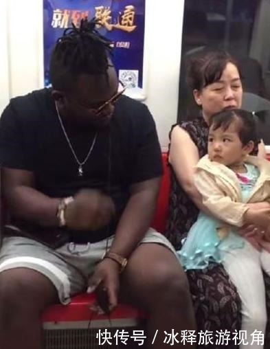 手足无措|3岁宝宝初次见“黑人娃”火了!手足无措大声哭喊妈妈,这是啥