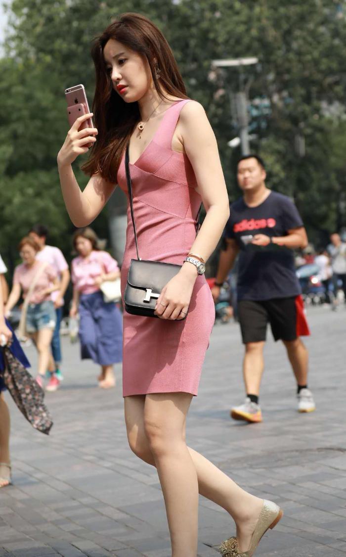 街拍|街拍深V领的开叉包臀裙，性感而优雅，傲人出众