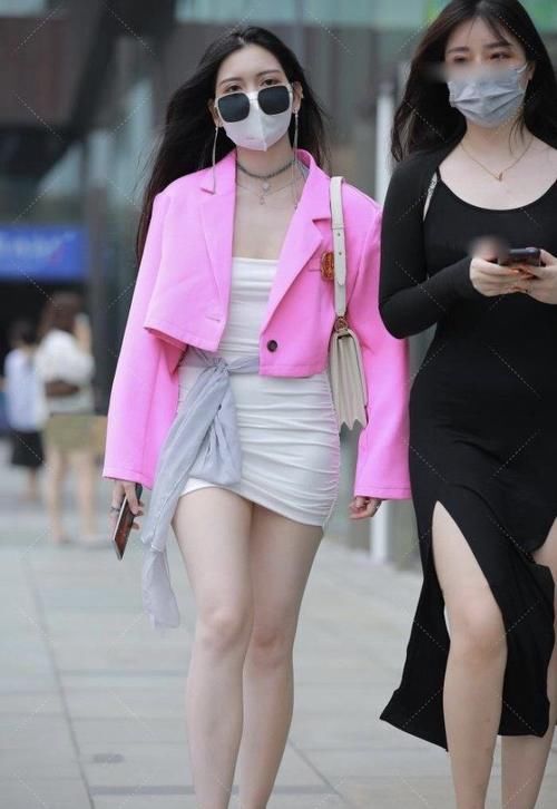 小姐姐|白色裹身裙干净利落，搭配亮粉色外套，这就是时尚吧！