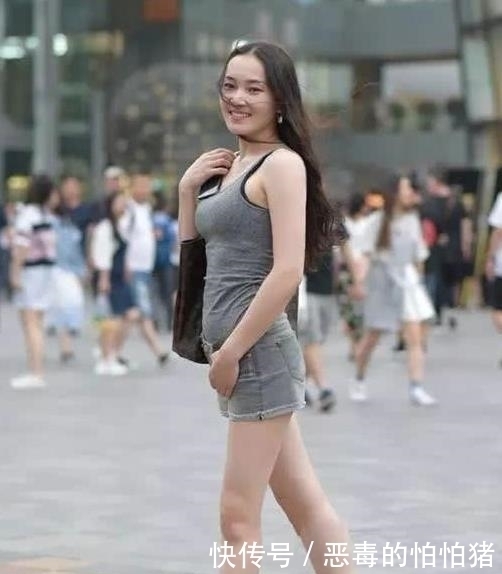 潇洒|街拍美女:身材高挑的小姐姐,简单搭配吊带裙,充满潇洒活力!