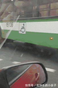 |搞笑GIF:你是不是要好好的配合一下,最起码手先放吉他上!