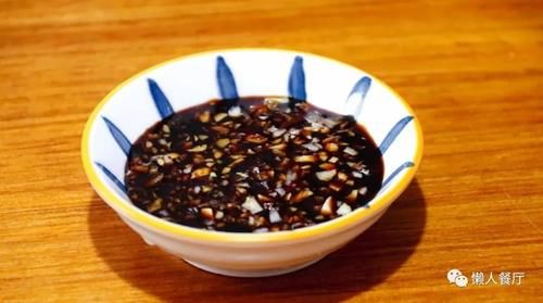 年夜饭的压轴菜，几样时蔬简单一切，用五花肉端上桌，看着就喜庆