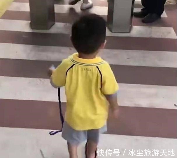 张女士|宝宝放学后总说后脑勺疼,宝妈亲自抓到“凶手”,却忍不住笑了