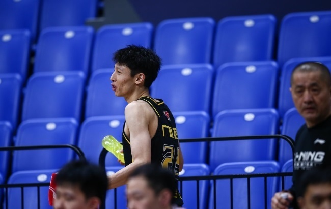 朱俊龙|CBA还了赵岩昊一个公道,费尔德肘击被禁赛2场,那裁判该怎么处罚