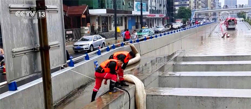 消防车|风雨之下携手共进！直击郑州防汛救灾中的暖心画面