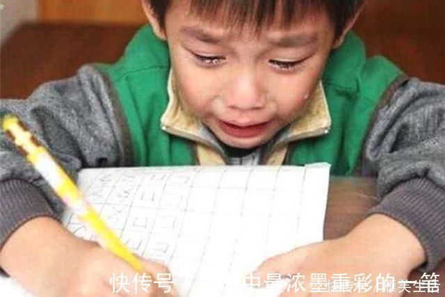 老师布置|儿子写作业到凌晨,爸爸过去一看直接撕作业本:别写了,毫无意义