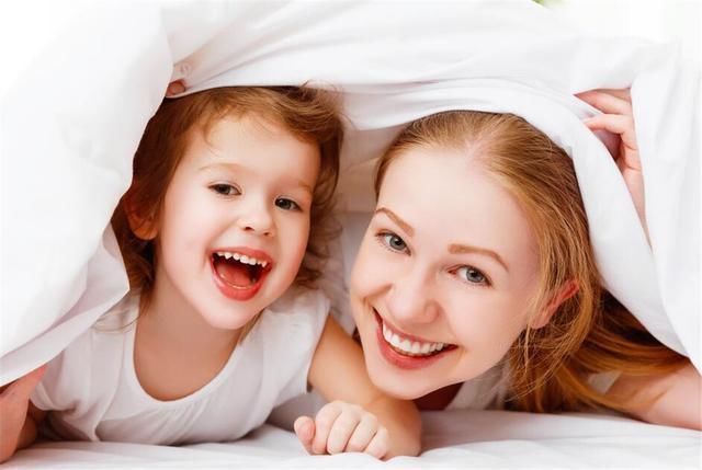 妈妈|72岁女儿吃樱桃看电视,92岁妈妈包饺子,网友:有妈就能撒娇