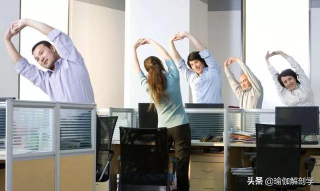 关节|做不到这3个动作,说明你的肩膀可能已经70岁了