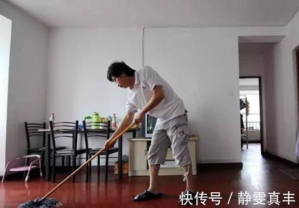 清水|拖地用清水等于白拖,老保姆巧用一个妙招,地板一尘不染