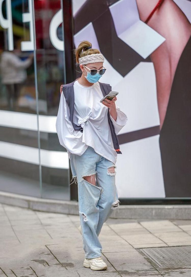 牛仔裤|街拍美女:穿牛仔裤的长腿小姐姐,独具时尚魅力