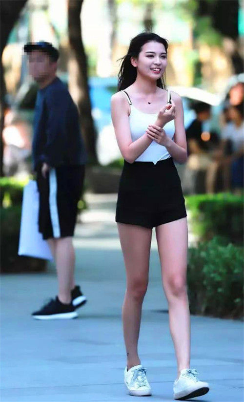 街拍:黄色五分袖+蓝色短裙,美女性感路线一走到底