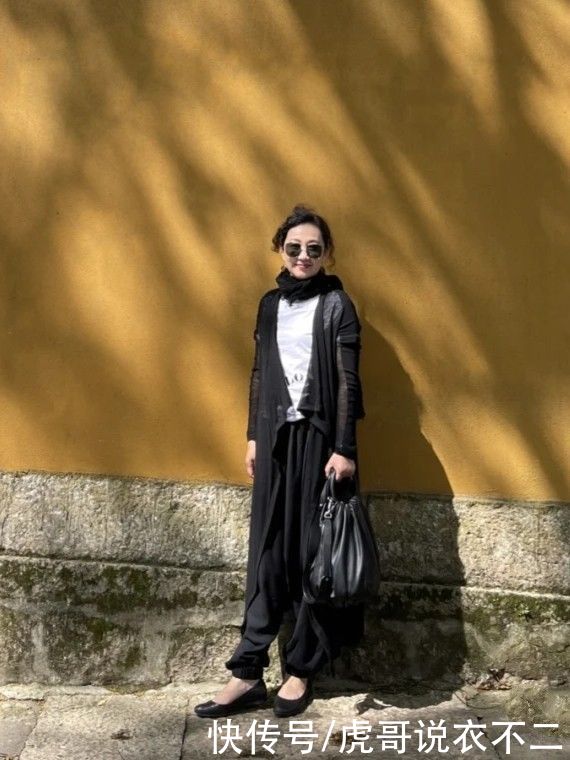 顺色|过了50岁的微胖女人，夏季流行“穿松不穿紧”，学她这么搭真优雅