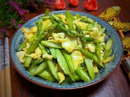 芦笋|遇到这菜赶紧吃,一个月从20元降到8元一斤,燃烧脂肪最在行