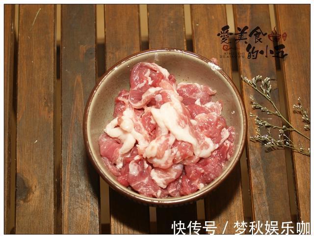 库存|榨菜炒肉片,用冰箱里的库存炒了个快手下饭的家常小菜