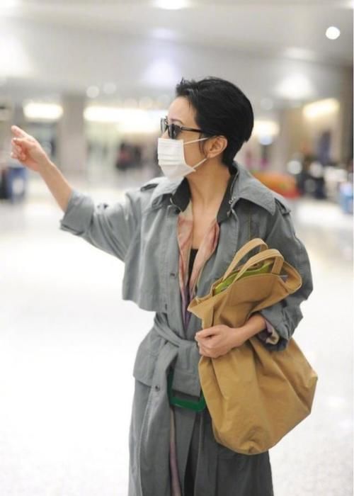 洋气|美女时尚穿搭，穿工装款风衣，短发配墨镜个性又洋气！