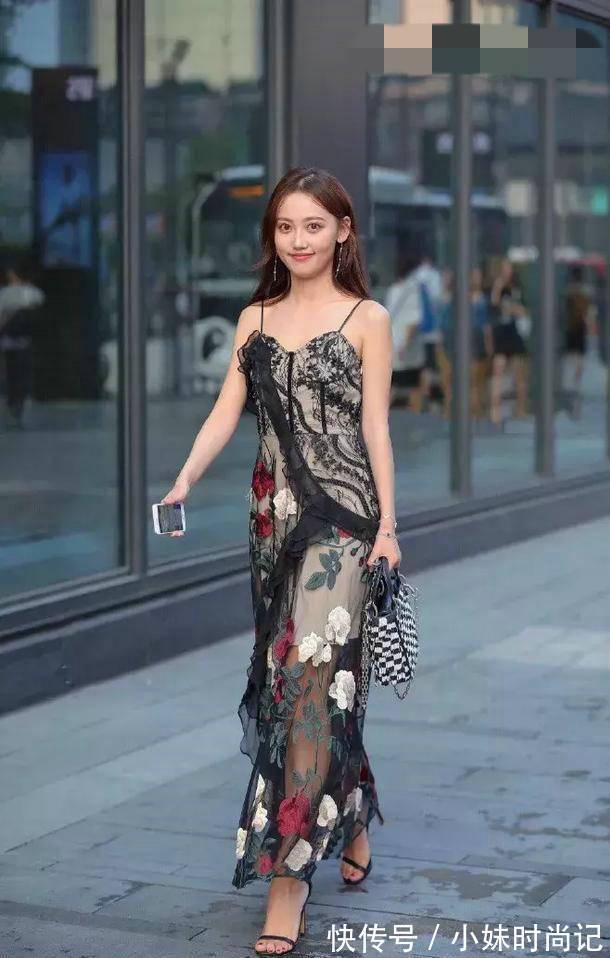 身姿 街拍美女:粉色尖头细跟鞋,显得身姿曼妙、走姿优雅、气质迷人