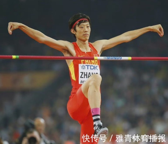 朱建华|张国伟赤膊上阵冒雨训练,大长腿跑起来真快,拍段子只为挣钱圆梦