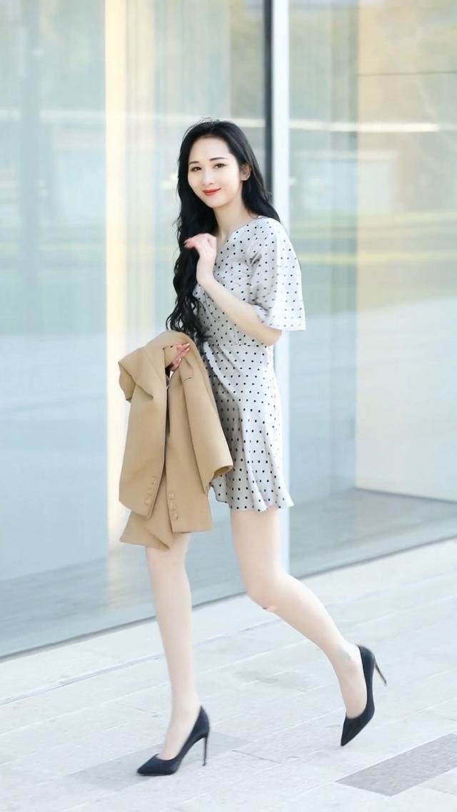 牛仔纽扣连衣裙,气质迷人,腰部曲线尽显