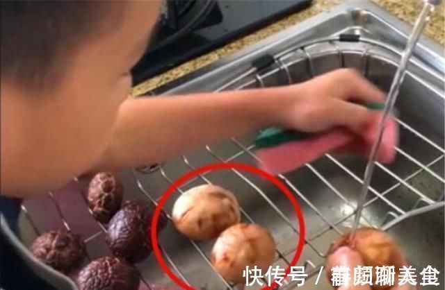 积极性|爸爸让儿子洗香菇,萌娃直接“抛光”,爸爸在一旁哭笑不得