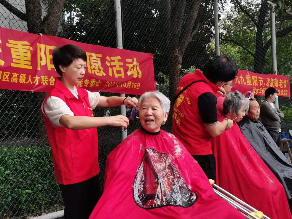 李奶奶|接沙包、夹弹珠、传乒乓球……市区这里的老人们玩嗨了