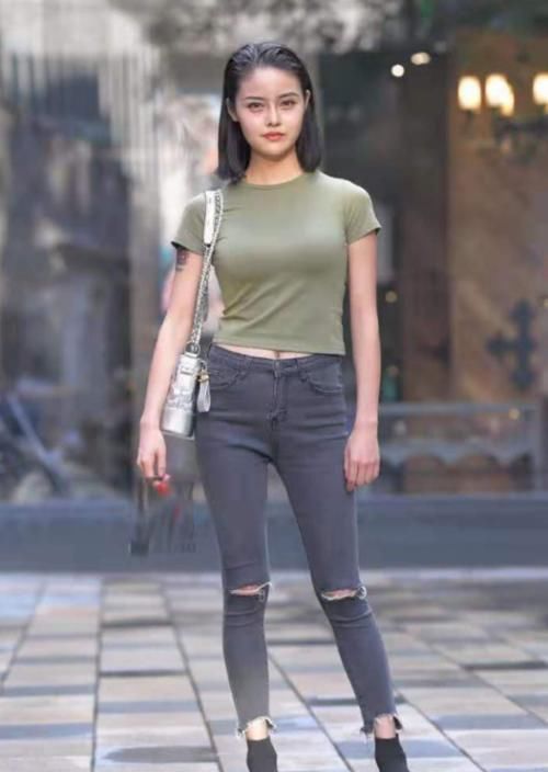 女神|“兔子嘴”的破洞牛仔裤,猫步女神的街头美装,网友爱了
