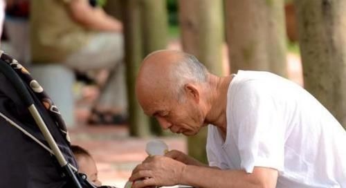 弃婴|52岁老人偶然捡个弃婴,18年后孩子考上大学,家门口来了一排警车