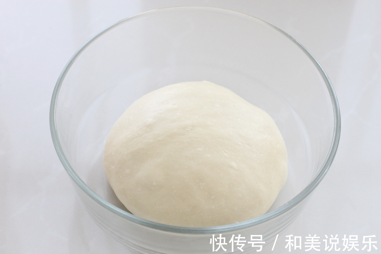 吃腻了甜面包换个口味，加点葱花和肉松，还没出炉就已经香飘满屋