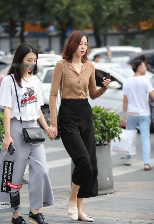 修身长裙 深灰色修身长裙,上身舒适,时尚大气